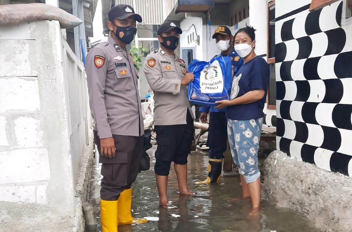 Banjir Rob di Pulau Lancang, Polsek Kepulauan Seribu Selatan Berikan Bantuan Sembako