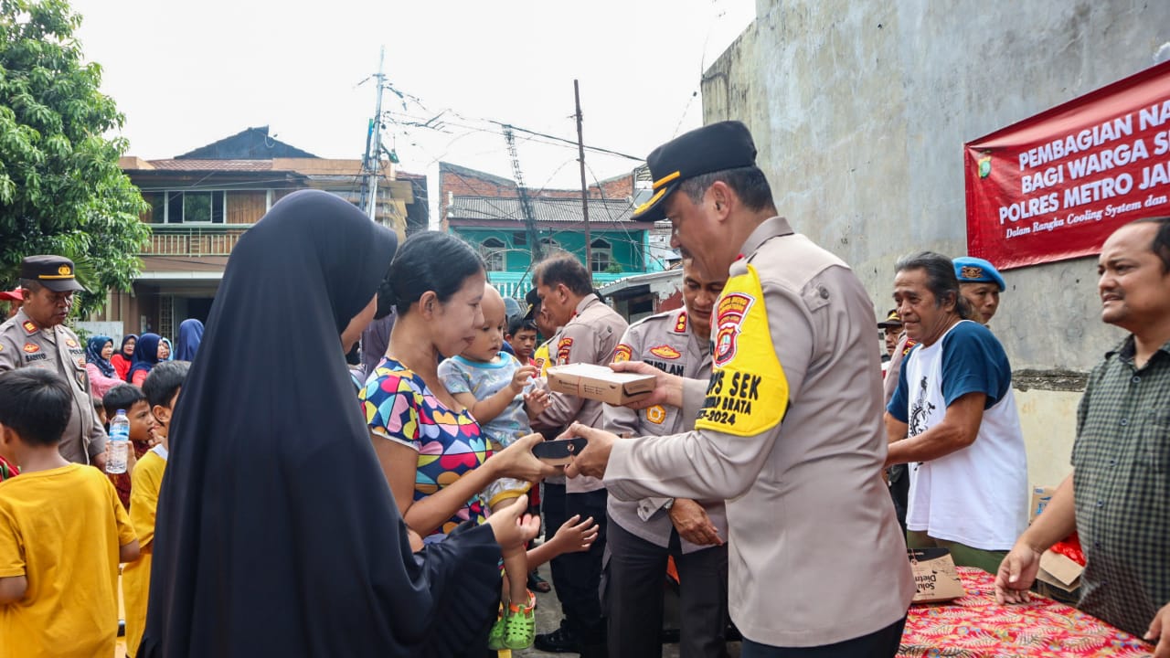 Berbagi Sesama, Kapolres Metro Jakarta Timur Gelar Jumat Peduli Dengan Bagikan Nasi Kotak Kepada Warga Slum Area