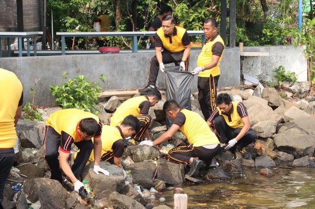 Wakapolres Kepulauan Seribu Pimpin Kegiatan Olahraga Pagi dan Korve Pantai untuk Membersihkan Sampah
