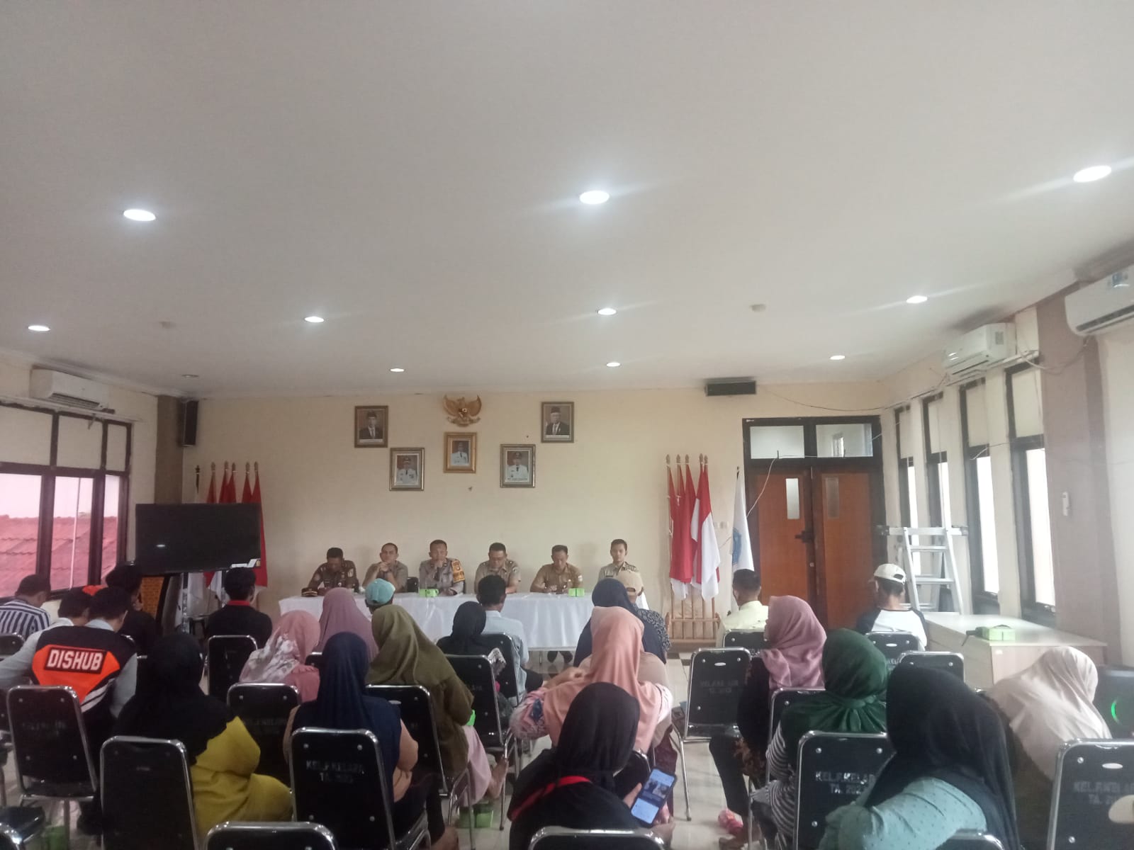 Bhabinkamtibmas Pulau Kelapa Sampaikan Pentingnya Netralitas TNI/Polri dalam Rapat Pembinan Netralisasi Kemasyarakatan