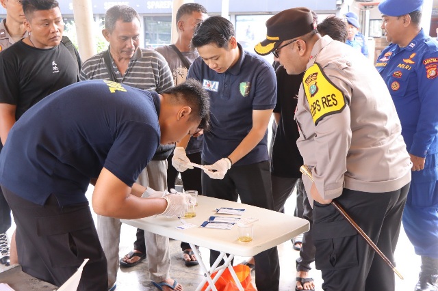 Polres Kepulauan Seribu Gelar Pengecekan Urine bagi Kapten dan ABK di Dermaga 16 Marina Anco