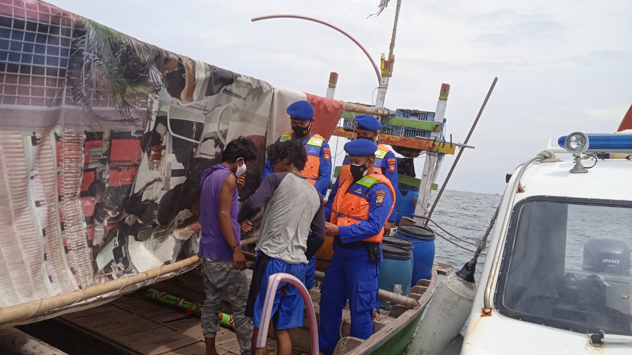 Sambil Patroli, Sat Polairud Polres Kepulauan Seribu Sampaikan Himbauan ProKes dan Bagikan Masker ke Nelayan