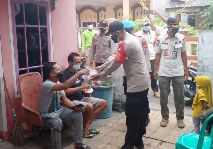 Perkuat PPKM Mikro, Polres Kep Seribu Bagikan 1.600 Masker Medis ke Warga di 8 Pulau Pemukiman