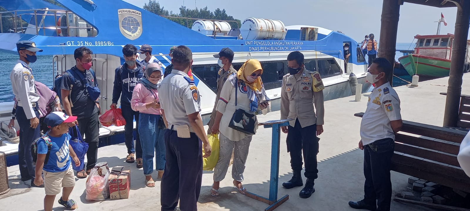 Polsek Kep Seribu Utara Ketatkan ProKes dan Wajibkan 17 Warga dan Wisatawan Scan Barcode Peduli Lindungi di Dermaga Pulau Panggang