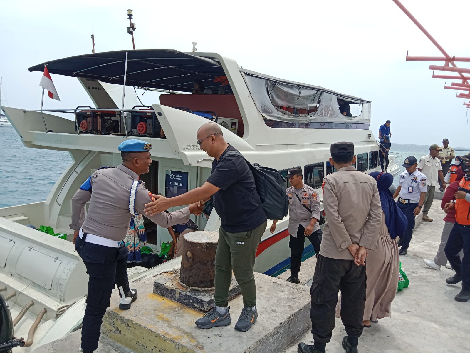 Polsek Kepulauan Seribu Utara dan Satpol PP Kelurahan Pulau Pramuka Bersatu untuk Pengamanan Kedatangan Kapal Penumpang di Dermaga Pulau Kelapa