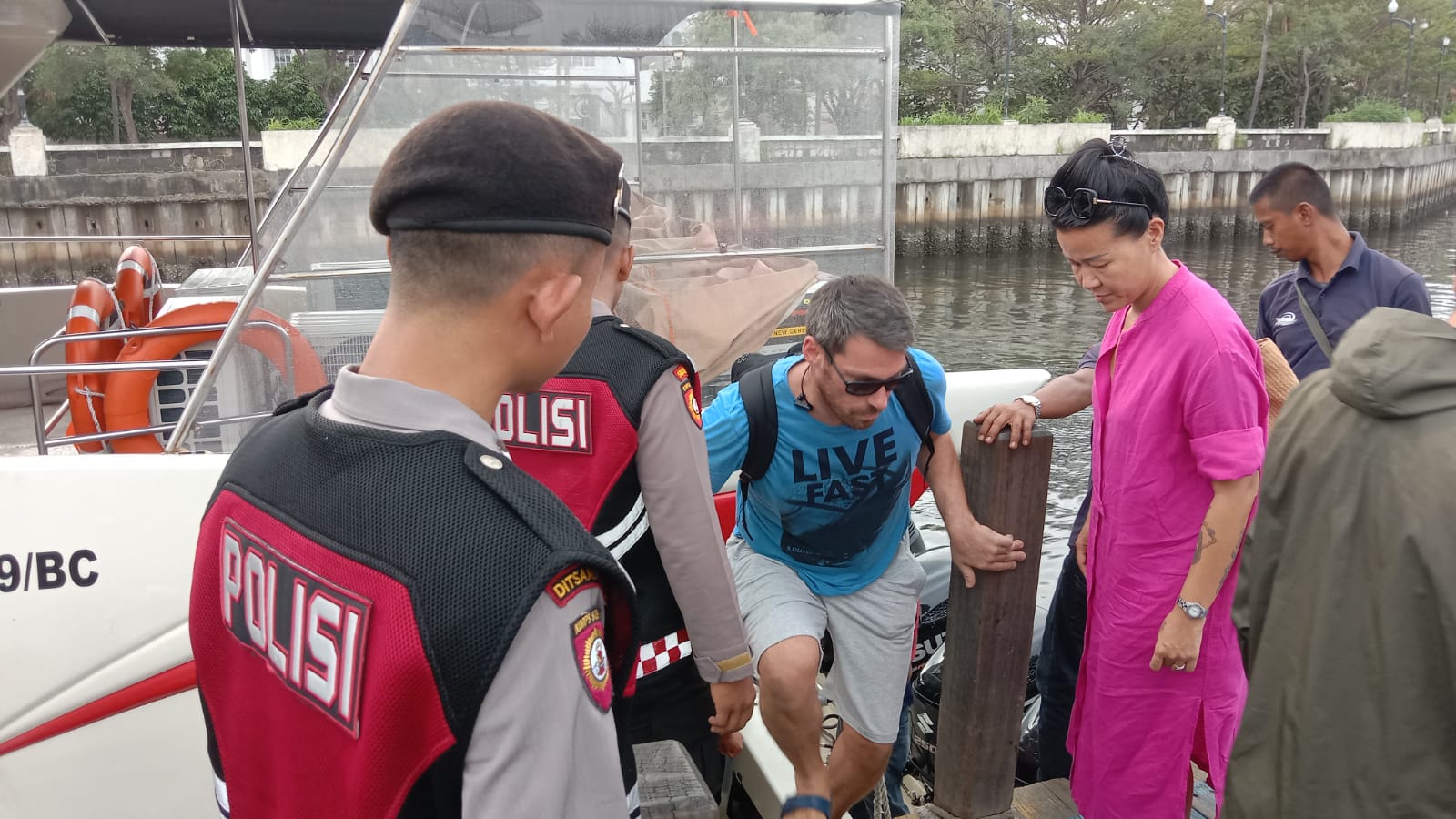 Sat Samapta Polres Kepulauan Seribu Amankan Kedatangan Wisatawan di Dermaga 16 Marina Ancol untuk Pastikan Keselamatan