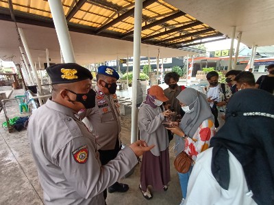 Pengamanan Dermaga oleh Polres Kep. Seribu, 272 Penumpang Wajib Scan PeduliLindungi di Dermaga Marina Ancol