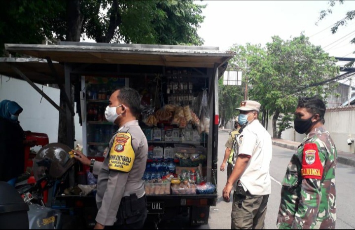 Polsek Pademangan dan Satpol PP Tegur Sejumlah PKL dan Pengendara Parkir Liar di Jalan Karang Bolong Raya
