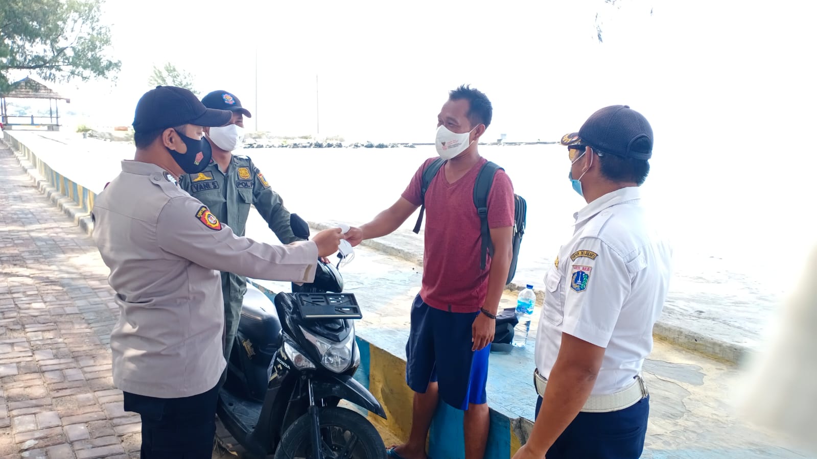 Cegah Sebaran Covid-19, Hari ini Polres Kepulauan Seribu dan Polsek Jajaran Bagikan 1.700 Masker ke Warga