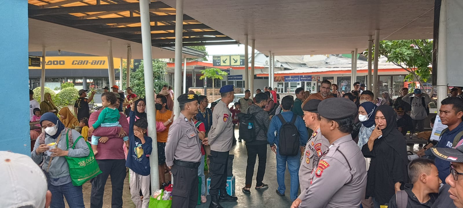 Polres Kepulauan Seribu Melaksanakan Pengamanan Keberangkatan Warga dan Wisatawan di Dermaga 16 dan 17 Marina Ancol