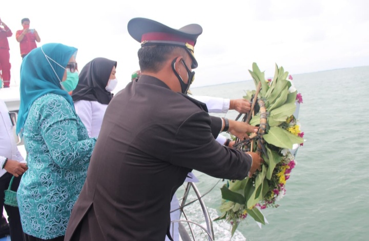Polres Kep Seribu Bersama Stakeholder Adakan Acara Tabur Bunga Di Perairan Pulau Lancang