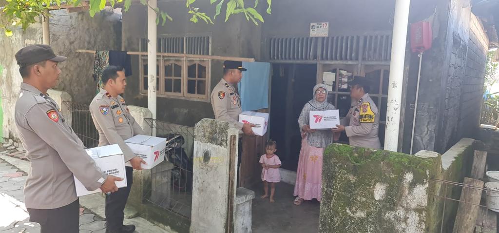 Polres Kepulauan Seribu Salurkan 250 Paket Sembako Dari Kapolri dalam Rangka Bakti Polri Presisi menyambut HUT Bhayangkara ke-77