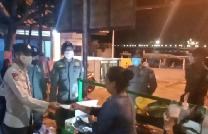 Polsek Kep Seribu Utara Bagikan Masker dan Sampaikan Himbauan ProKes ke Warga di Ruang Publik Saat Patroli Malam Hari