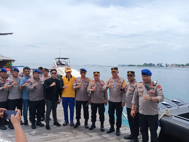 Kapolres Kepulauan Seribu Dampingi Kunjungan Kerja Dir Polairud Polda Metro Jaya dalam Pengecekan Ops Lilin Jaya 2023-2024 di Pospam Lilin Pulau Pramuka
