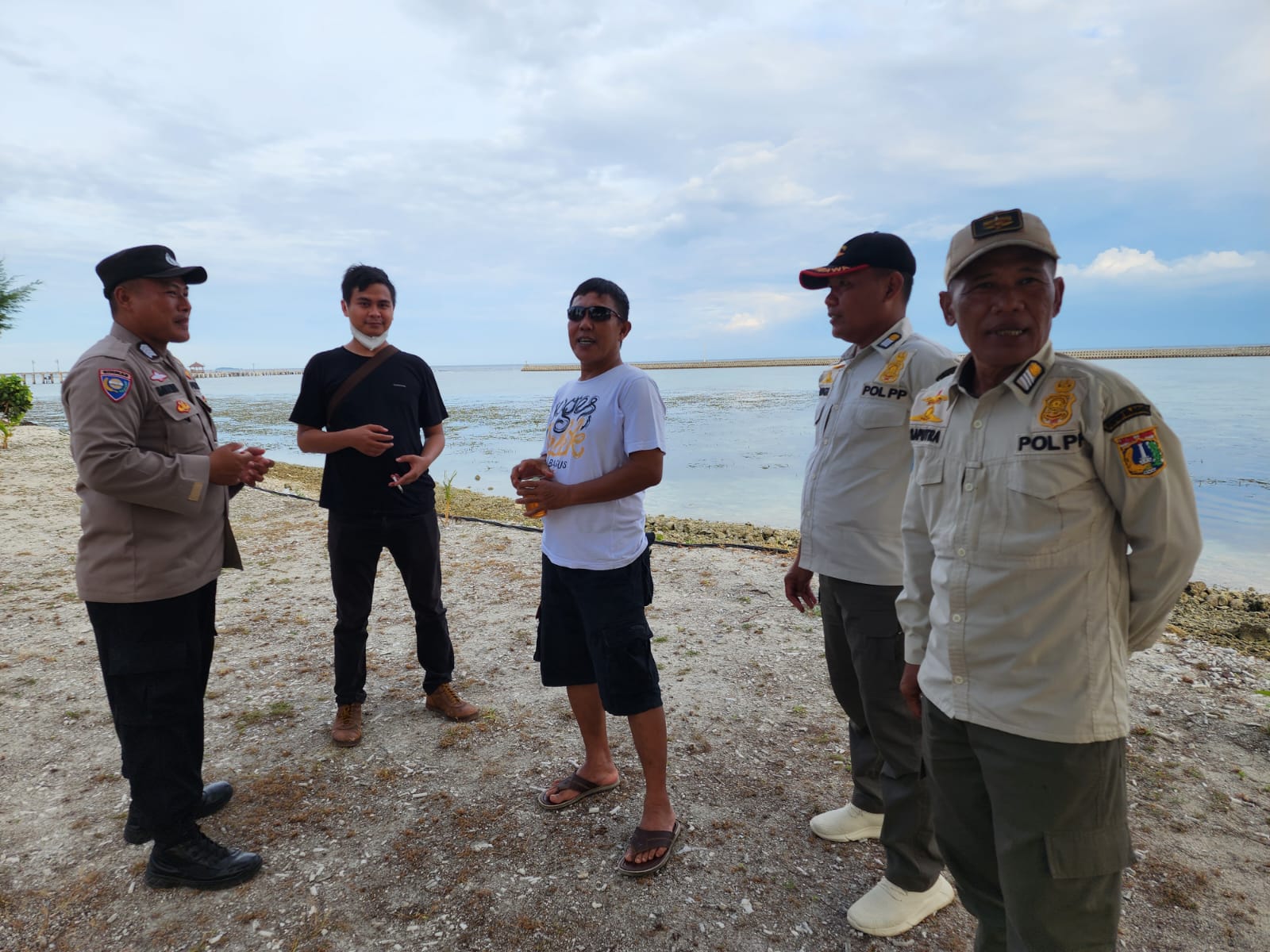 Bhabinkamtibmas Pulau Pramuka, Bripka Marwansyah, Sambangi Wisatawan dan Sosialisasikan Keselamatan Laut