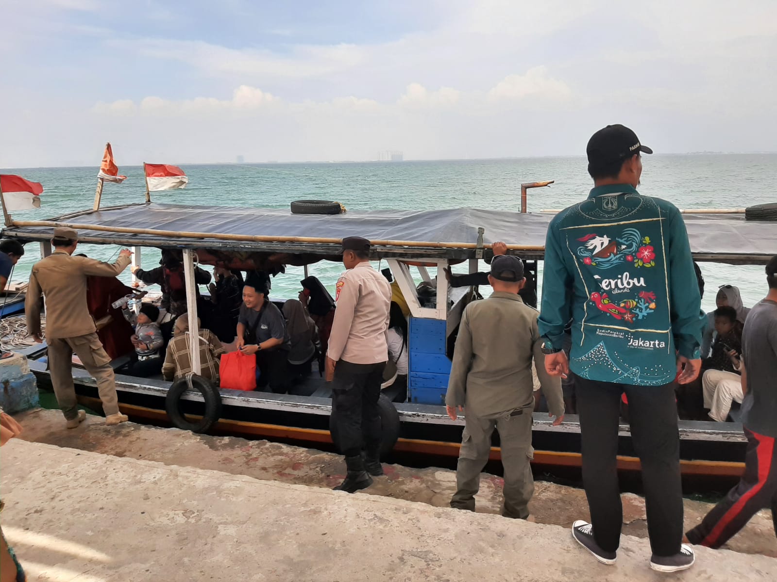 Polsek Kepulauan Seribu Selatan Melakukan Pengamanan di Dermaga Pulau Untung Jawa
