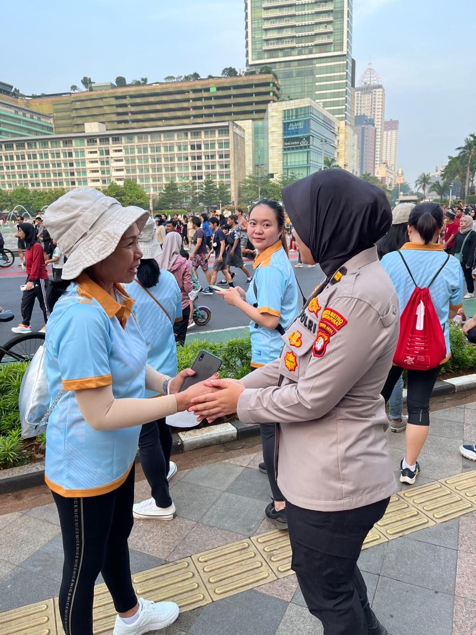 Polwan Polres Metro Jakarta Pusat Amankan Car Free Day di Bundaran HI