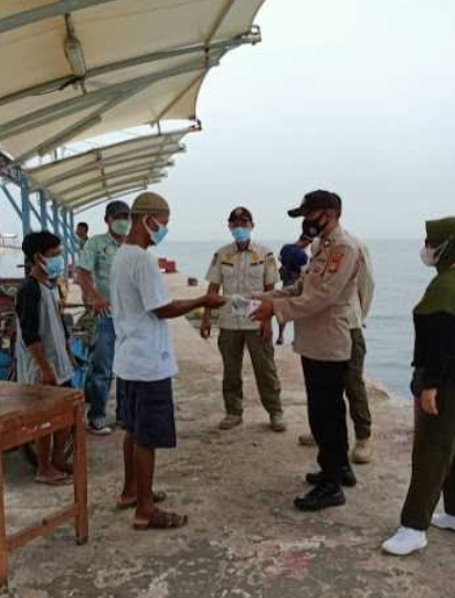 Upaya Cegah COVID-19, Warga di 8 Pulau di Imbau ProKes dan dibagikan 1.200 Masker oleh Polres Kep Seribu