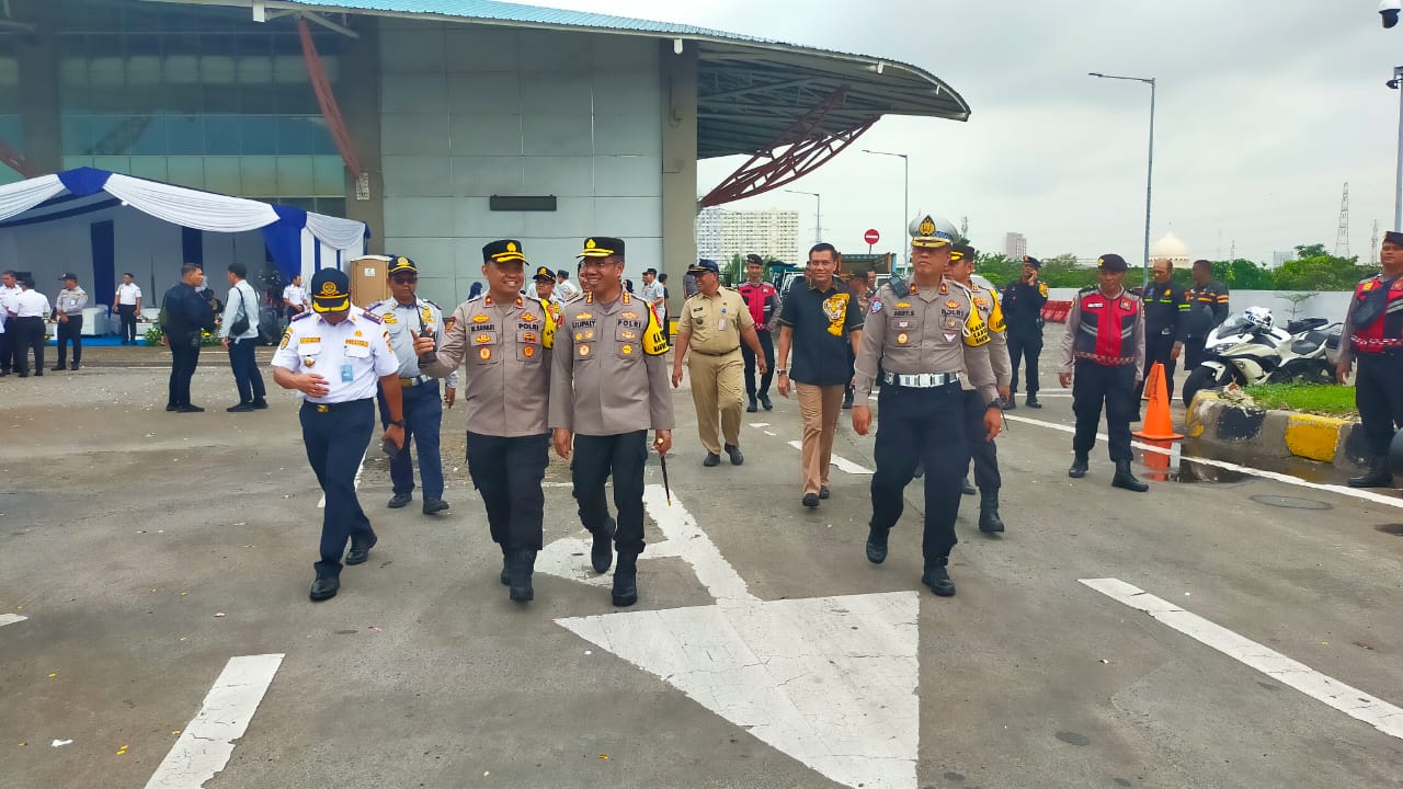 Lepas Mudik gratis di Terbus Pulogebang, Kapolres Metro Jakarta Timur dampingi  Kementrian Perhubungan RI