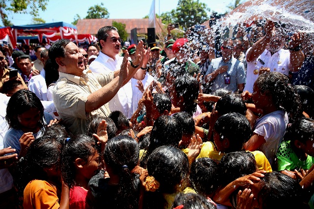 Kebahagiaan Terpancar di Masyarakat Usai Prabowo Resmikan 16 Titik Air Bersih di Pulau Moa