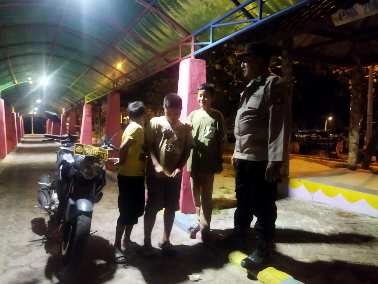 Polres Kepulauan Seribu Utara Patroli Malam Himbau Remaja Pulau Kelapa Agar Tidak Nongkrong Hingga Larut Malam