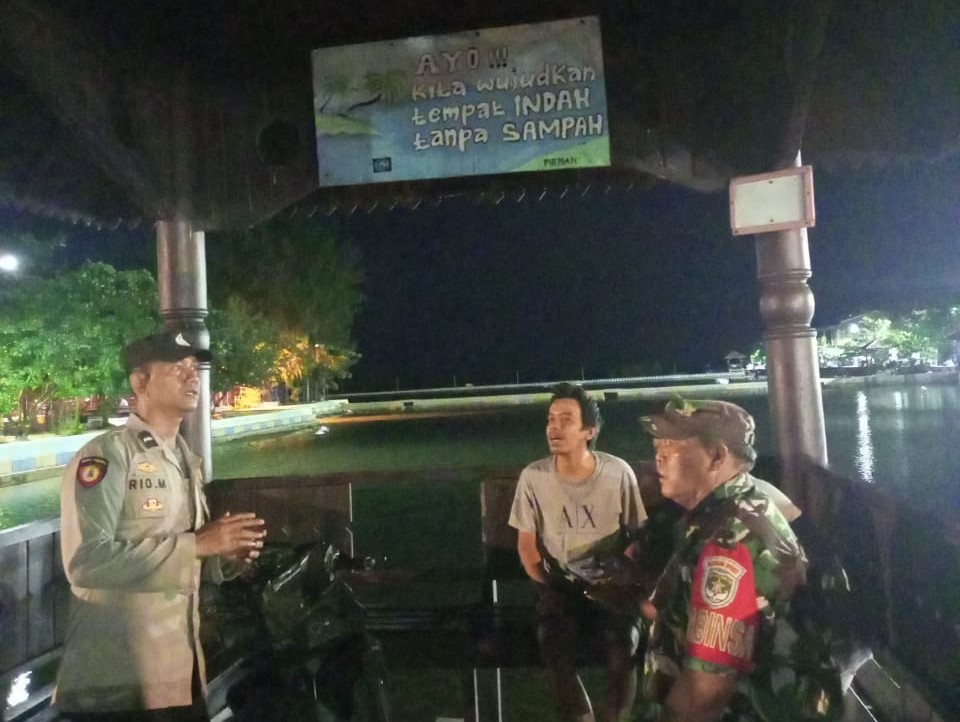 Polsek Kepulauan Seribu Utara Bersama TNI Gelar Patroli Malam Jaga Kamtibmas dan Cegah Kenakalan Remaja
