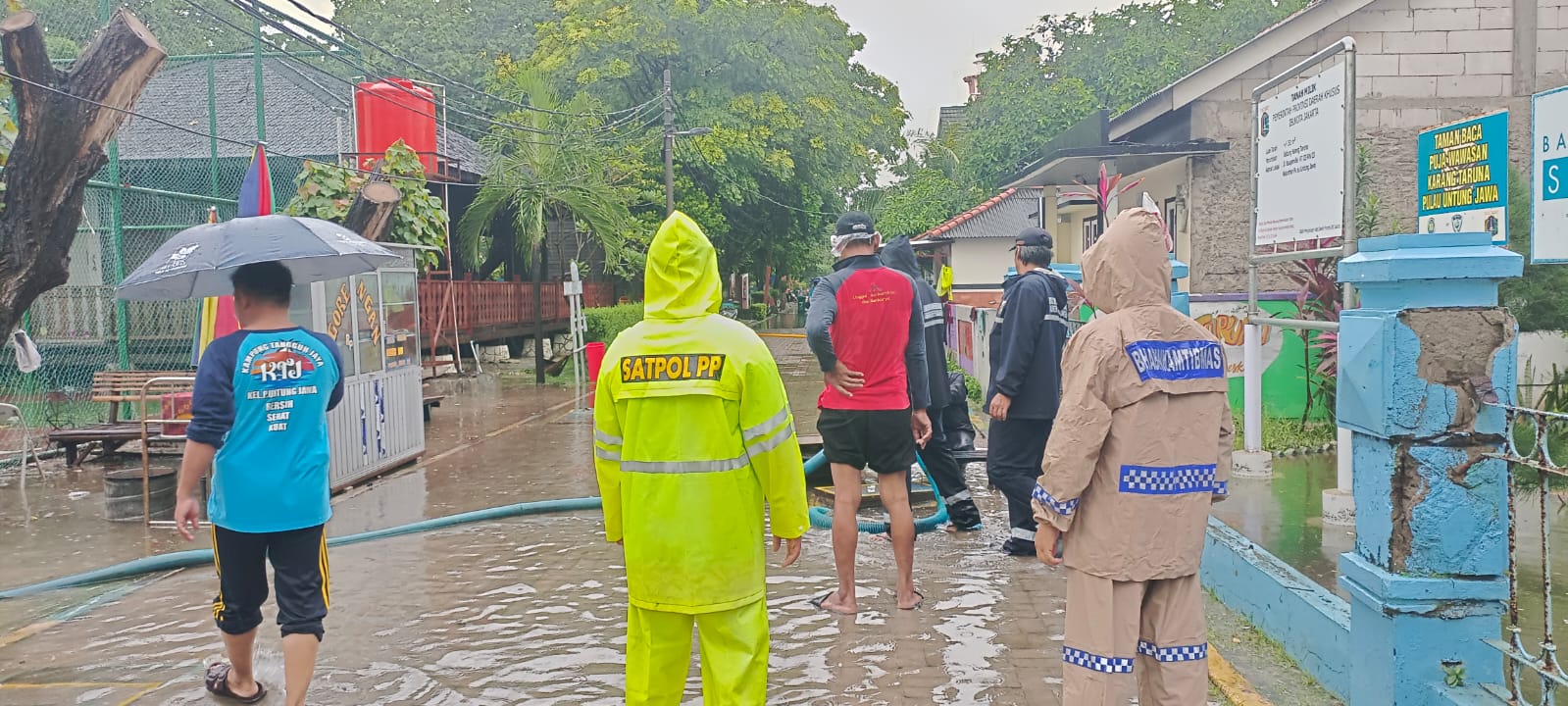 Kolaborasi Polri dan Pemerintah Kelurahan Atasi Banjir di Pulau Untung Jawa