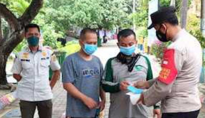 Himbau ProKes dan Bagikan 1.200 Masker ke Warga, Polres Kepulauan Seribu Cegah Sebaran COVID-19