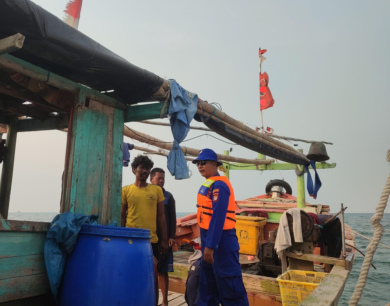 Team Patroli Satpolair Polres Kepulauan Seribu Beri Himbauan Kamtibmas dan Keselamatan Laut Kepada Nelayan