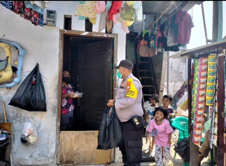 Susuri Pemukiman Padat Penduduk, Bhabinkamtibmas Pademangan Barat Bagikan Makan Siang Warga yang Isoman