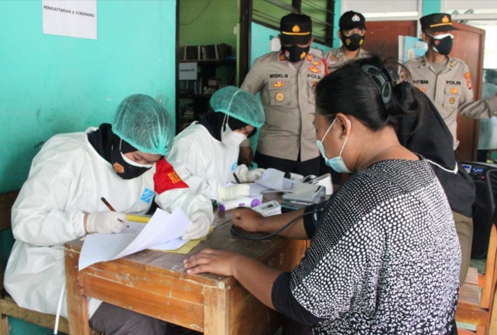 Gelar Suntik Vaksin Massal, Polres Kep Seribu Vaksin 375 Warga Pulau Untung Jawa