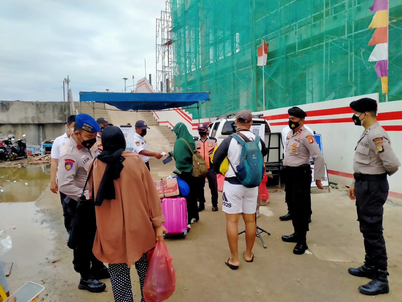 Polres Kep Seribu Giatkan Pengawasan ProKes 166 Penumpang Kapal ke Pulau Seribu di Pelabuhan Kaliadem