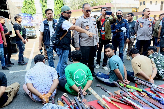 Grebek Kampung Bahari, Polres Jakarta Utara Tangkap 34 Orang dan Sita 1,6 Kg Sabu Hingga Air Soft Gun.