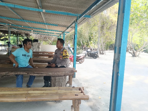 Bripka Kohim Chovivi Sosialisasikan Layanan Contact Center 110 POLRI di Pulau Pari, Polres Kepulauan Seribu