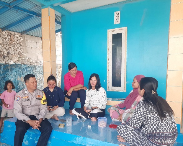 Bhabinkamtibmas Pulau Lancang Sambangi Warga, Sosialisasikan Layanan Polri 110 dan Perkuat Kamtibmas