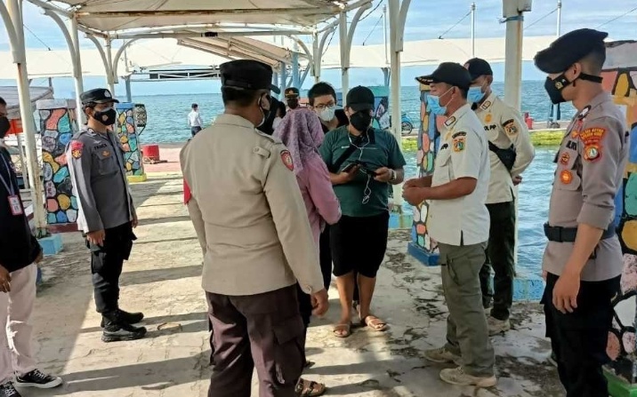 Pospam Nataru Pulau Untung Jawa Kep Seribu Selatan Perketat Aturan ProKes dan Wajibkan Scan Barcode 476 Wisatawan Tiba di Dermaga Kedatangan