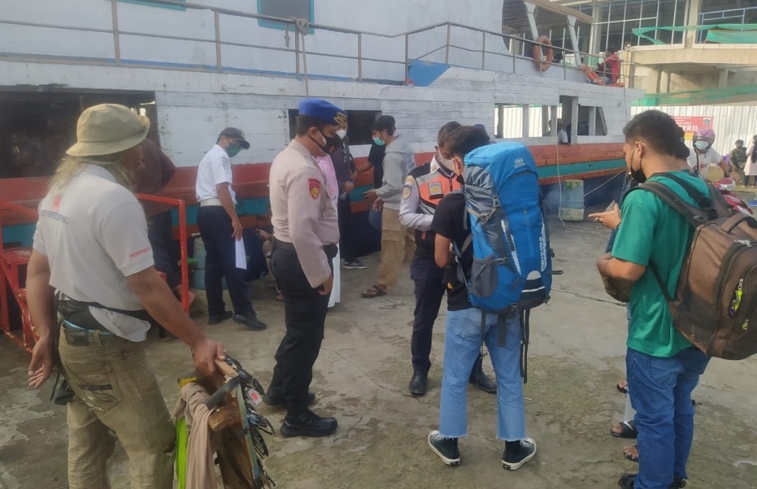 Berangkat Ke Pulau Seribu. 139 Warga Tunjukkan Sertifikat Vaksin di Dermaga Keberangkatan
