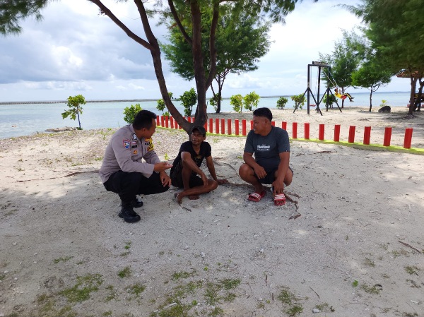 Bhabinkamtibmas Pulau Pramuka Sambangi Warga untuk Tingkatkan Keamanan Bersama