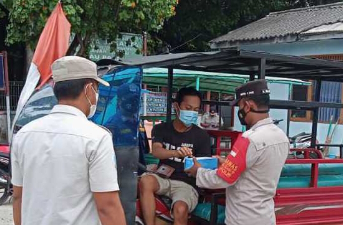 Polsek Kep Seribu Selatan Sambangi Warga Secara Door to Door Sampaikan Himbauan ProKes dan Bagikan 600 Masker