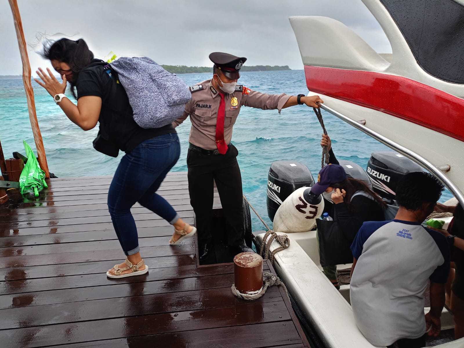 Satuan Pam Obvit Polres Kepulauan Seribu Sajikan Pelayanan Humanis untuk Wisatawan Menuju dan dari Kepulauan Seribu