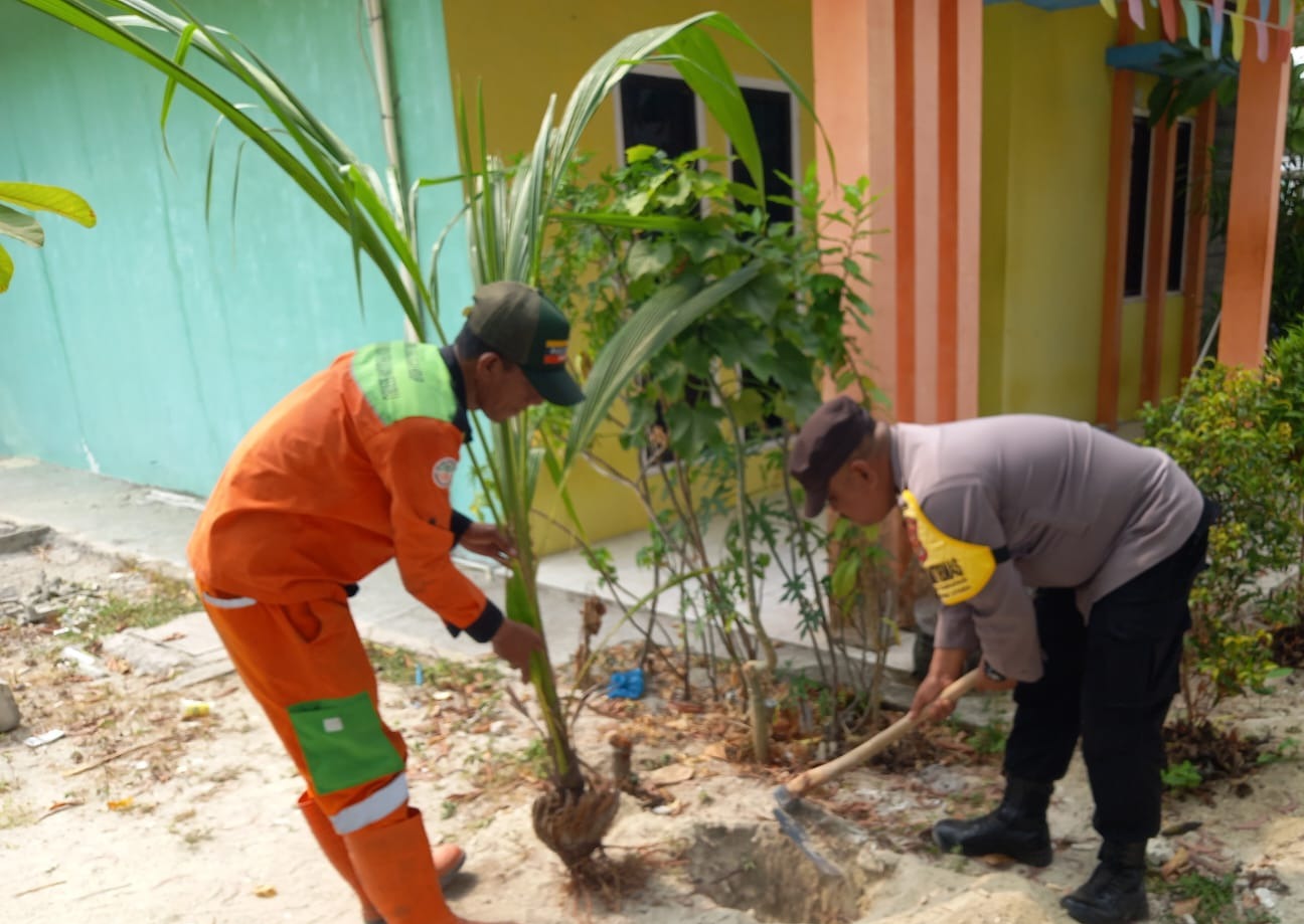 Polsek Kepulauan Seribu Utara dan Pemda Gencar Tanam Pohon untuk Kurangi Polusi Udara