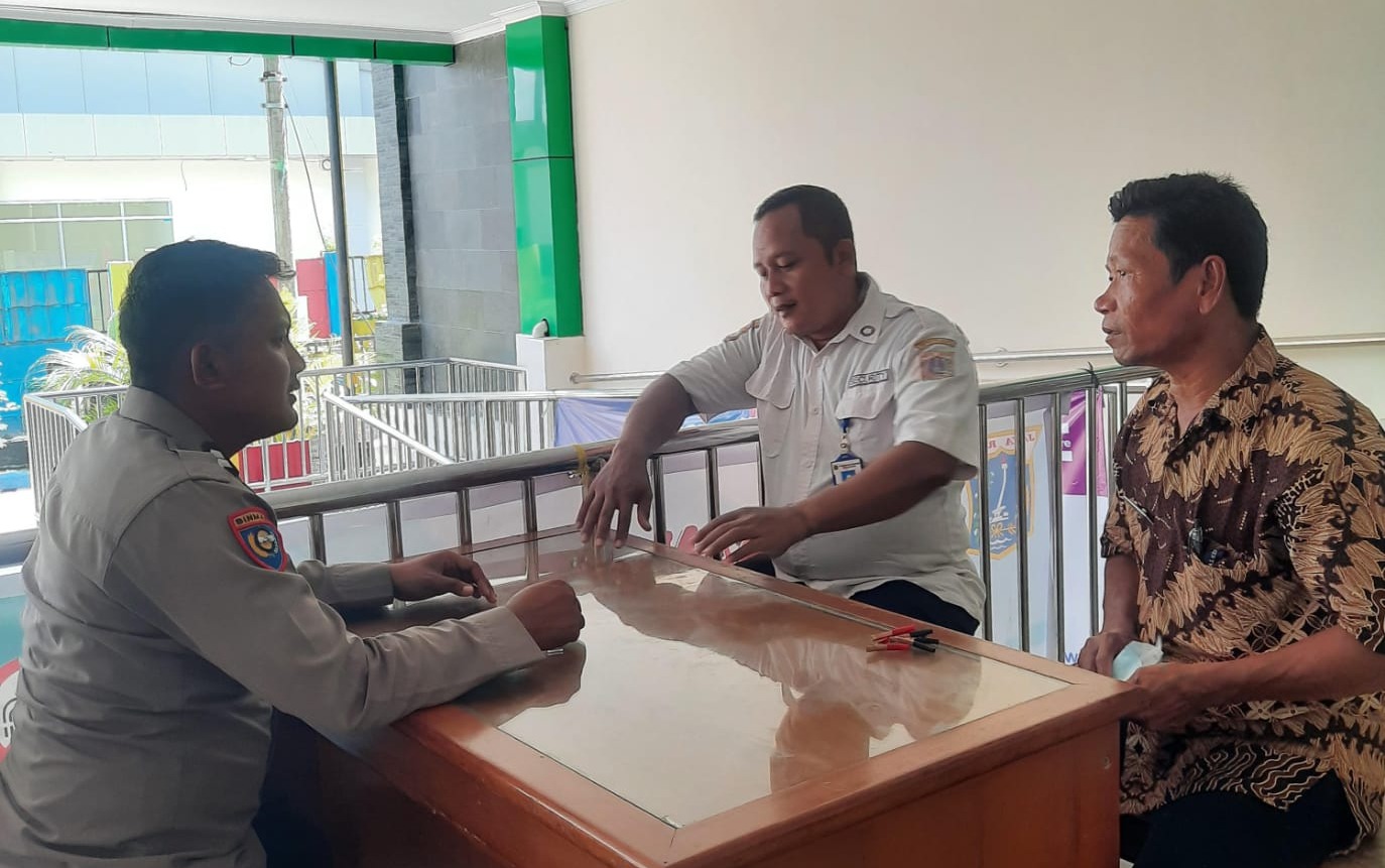 Bhabinkamtibmas Pulau Tidung, Briptu Andhika Fajar Sambangi Warga dalam Upaya Jaga Kamtibmas Pasca-Pemilu 2024