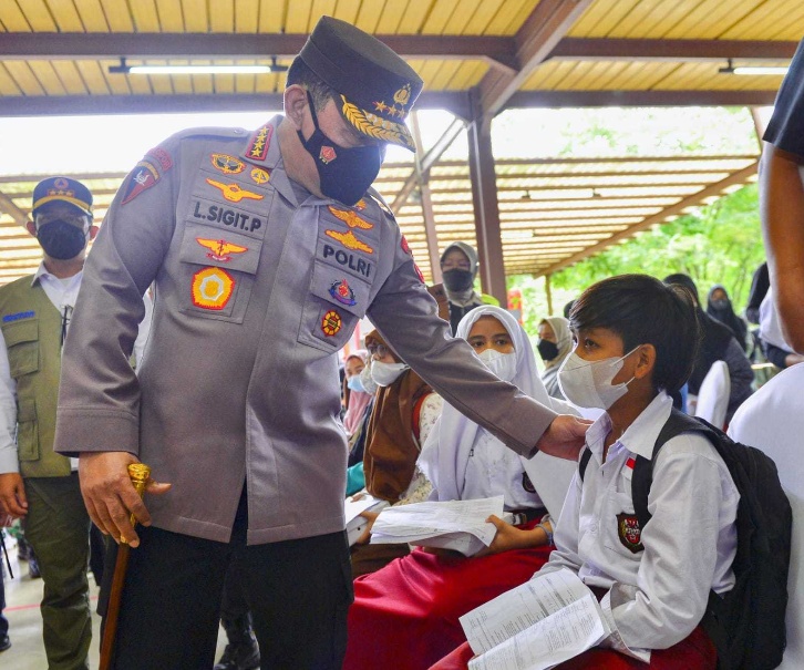 Gelar Vaksinasi se-Indonesia, Kapolri Minta Wilayah Berpacu Kejar Target 70 Persen