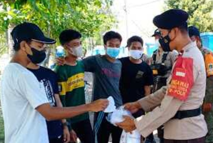 Agar Warga Terus Terapkan ProKes, Polres Kepulauan Seribu Bagikan 1.100 Masker