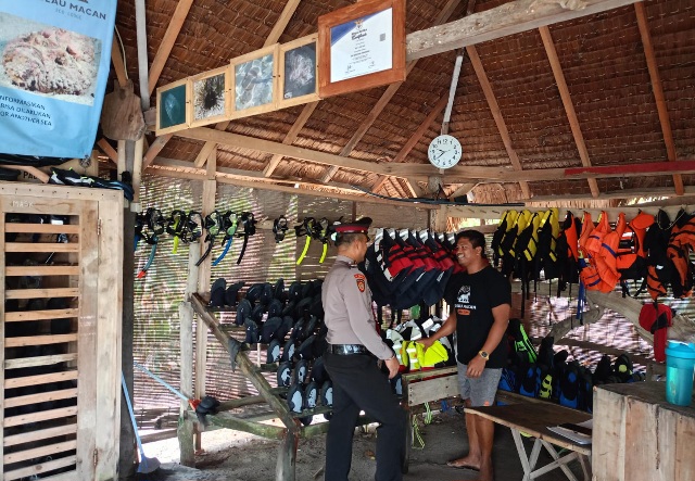 Satuan Pengamanan Objek Vital Kepulauan Seribu Terus Ajak Wisatawan Bersenang-senang dengan Aman di Laut