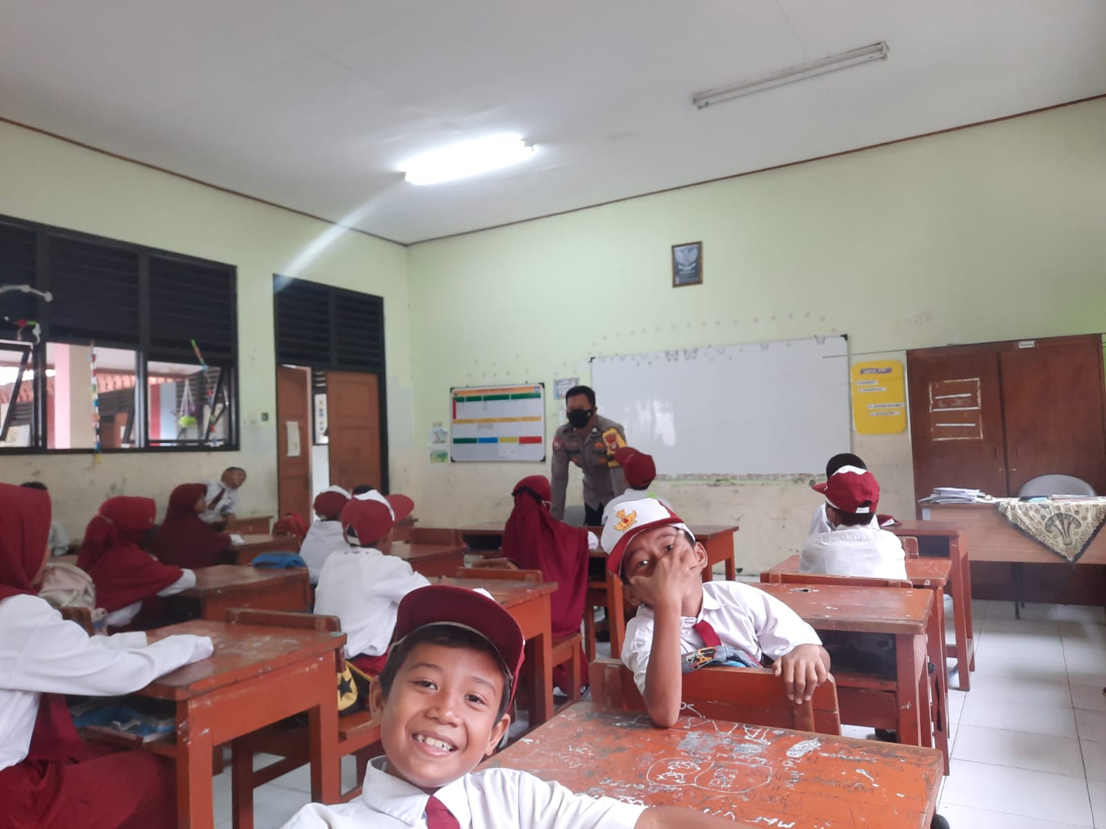 Police Goes To School, Pak Bhabin Polsek Kepulauan Seribu Selatan Sambangi SDN 02 Pulau Lancang