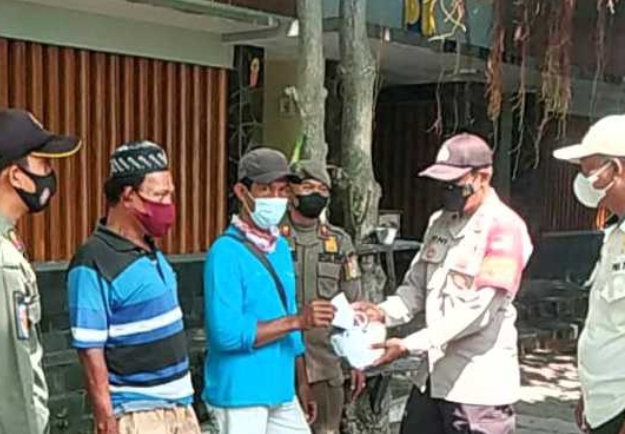 Saat Bagikan 1.300 Masker Ke Warga, Polres Kep Seribu Sampaikan Himbauan Agar Warga Taat ProKes
