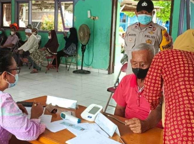 Polsek Kep Seribu Selatan Gelar Vaksinasi Booster COVID19 Bagi Lansia di Pulau Untung Jawa