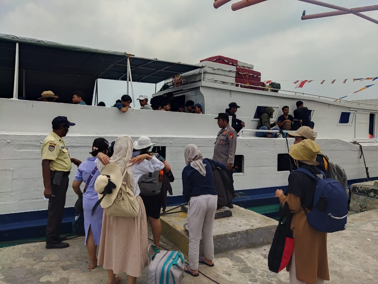 Polsek Kepulauan Seribu Utara Amankan Kedatangan Kapal Penumpang di Dermaga Pulau Harapan untuk Cegah Miras dan Narkoba