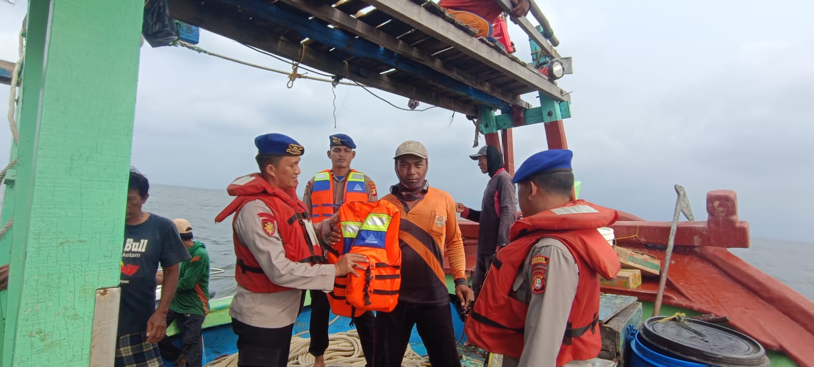Satpolairud Polres Kepulauan Seribu Patroli Laut, Antisipasi Kejahatan dan Bagikan Life Jacket ke Nelayan